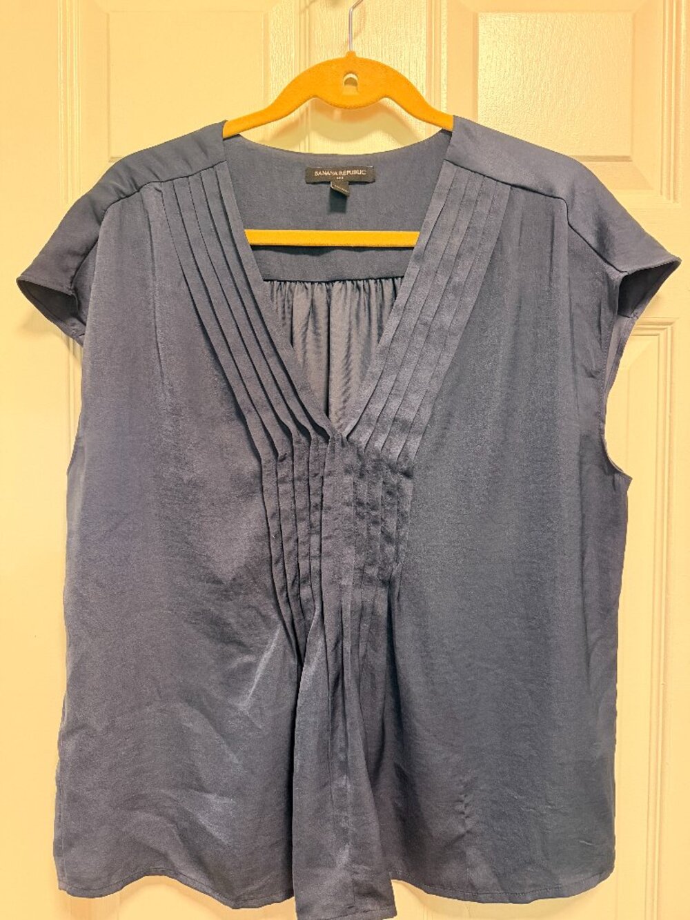 Banana Republic lightweight pleated top, Large